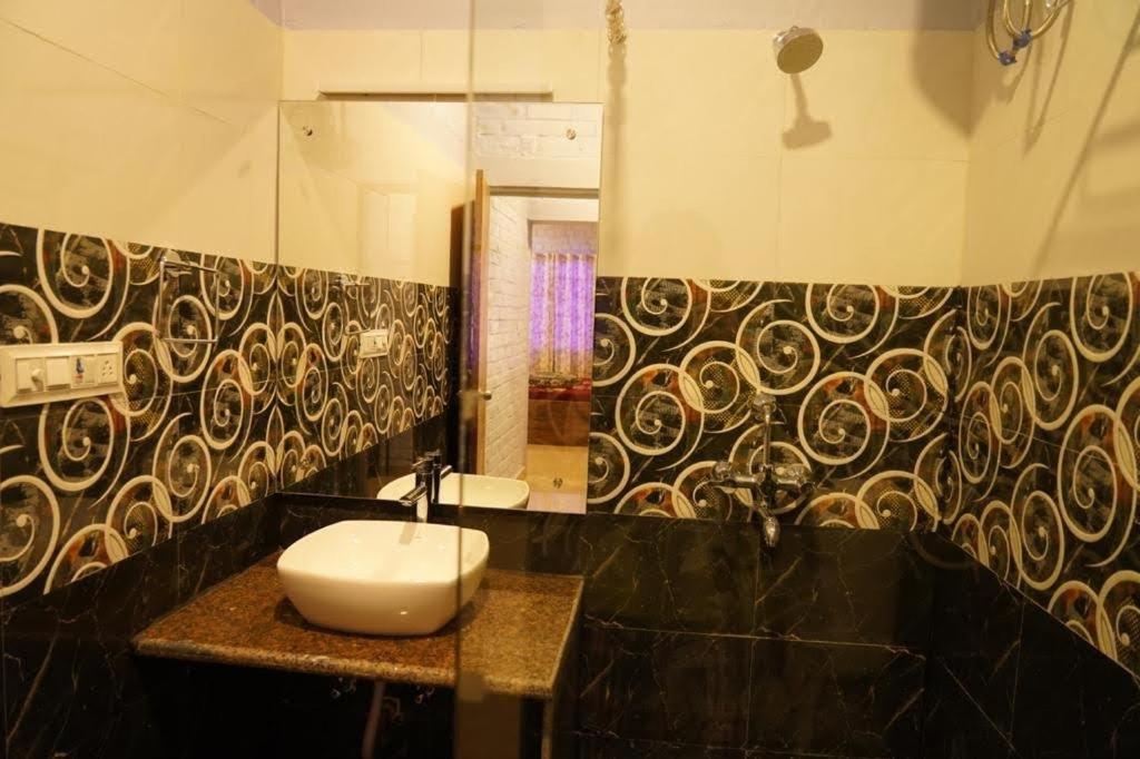 Brick Field Hotel Varanasi Exterior photo